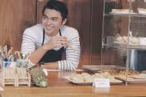 Danh tính “hot boy bán bánh” khiến Chi Pu cũng thổn thức