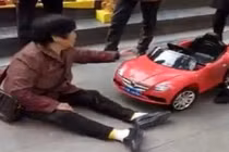 Bị ô tô đồ chơi đâm phải, người phụ nữ ngồi ăn vạ giữa phố