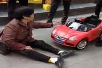 Bị ô tô đồ chơi đâm phải, người phụ nữ ngồi ăn vạ giữa phố