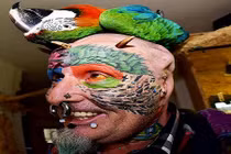 Người đàn ông phẫu thuật tai để giống vẹt