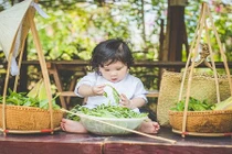 Bộ ảnh “cô nông dân nhí” 11 tháng tuổi siêu đáng yêu