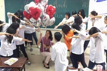 Quà mừng 20/10 khiến giáo viên “ngây ngất” của teen THPT Lômônôxốp
