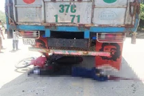 Xe máy đâm đuôi xe tải, 2 vợ chồng gặp nạn