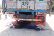 Xe máy đâm đuôi xe tải, 2 vợ chồng gặp nạn