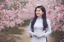 Nữ tiếp viên hàng không mang vẻ đẹp lai tinh khôi đón Tết