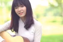 "Hot girl xe bus" bị chê khi thử sức hát nhạc Trịnh