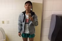 Đôi bạn thân bất ngờ nổi tiếng nhờ câu chuyện đổi quần