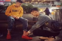 Cặp đồng tính nam cầu hôn trên phố đi bộ ở HN