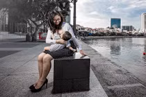 Bà mẹ công sở vạch áo cho con bú giữa đường gây "bão"