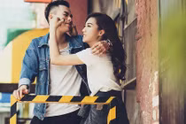 Cặp chị em Hải Phòng chụp ảnh tình tứ như người yêu