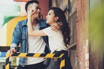 Cặp chị em Hải Phòng chụp ảnh tình tứ như người yêu