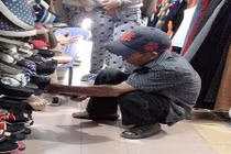 Dân mạng đua nhau chia sẻ chuyện ông cụ mua giày tặng vợ