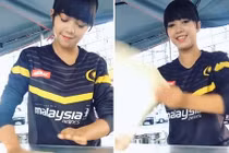 Hot girl bán bánh 17 tuổi trở thành hiện tượng mạng 