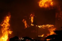 Cháy lớn thiêu rụi 2.000 m2 xưởng gốm ở Bát Tràng