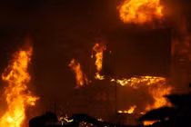 Cháy lớn thiêu rụi 2.000 m2 xưởng gốm ở Bát Tràng