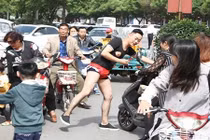 Chú rể ăn mặc "dị hợm" gây náo loạn đường phố