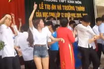 Cô trò “quẩy” tưng bừng trong lễ tốt nghiệp gây điều tiếng