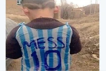 Dân mạng tìm kiếm cậu bé tự chế áo giống Messi từ rác