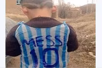 Dân mạng tìm kiếm cậu bé tự chế áo giống Messi từ rác