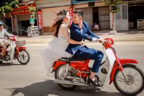 Đi xe không MBH chụp ảnh cưới, cặp đôi 9X “hứng gạch“