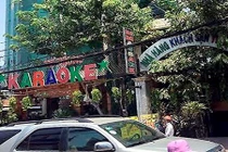 Nhân viên không lương, sống bằng tiền kích dục cho khách