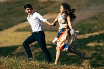 Chuyện tình ly kỳ của cặp đôi “oan gia ngõ hẹp” 