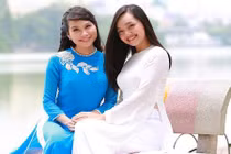 Chị em xinh đẹp, tài năng của 9X tặng hoa Tổng thống Obama