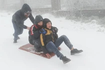 Giới trẻ thích thú chơi trò trượt tuyết ở Mẫu Sơn