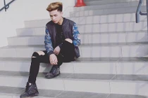 Chàng thợ cắt tóc 9X diện đồ sành điệu như fashionista