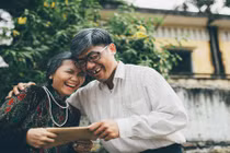 Cặp vợ chồng 9X chụp ảnh theo phong cách “Ông bà anh” 