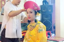 Mê mẩn trước dung nhan sắc sảo cô đồng 9X Hà thành