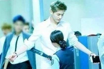 Fan nữ Kpop phải phát ghen với nữ nhân viên an ninh này