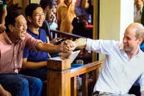 Khoảnh khắc gần gũi của Hoàng tử Anh khi vừa đến Việt Nam