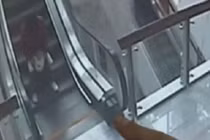 Kinh hoàng bé 1 tuổi bị thang cuốn kẹp nát 5 ngón tay