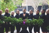 Kỳ lạ: Cô dâu mặc váy màu đen tang tóc trong đám cưới 