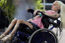 Cô gái bị liệt ôm mộng “biến hình” thành búp bê Barbie