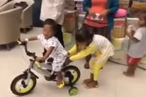 Em bé Campuchia bị bạo hành vui đùa khiến dân mạng vui mừng