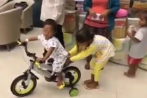 Em bé Campuchia bị bạo hành vui đùa khiến dân mạng vui mừng