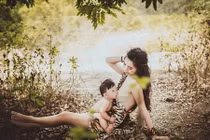 Bà mẹ Việt giả thổ dân vạch áo cho con bú giữa rừng