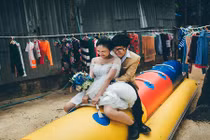 Ảnh cưới như “phá hoại” của cặp đôi yêu nhau chẳng giống ai