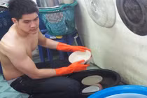 Hot boy rửa bát da trắng nõn nà khiến gái trẻ phát cuồng