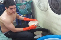 Hot boy rửa bát da trắng nõn nà khiến gái trẻ phát cuồng