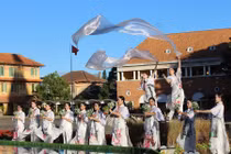 200 mẫu áo dài và thời trang hiện đại tôn vinh cảnh đẹp Đà Lạt 