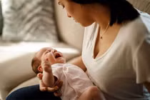 Không thể chịu nổi khi bố chồng tay bẩn vẫn bế cháu