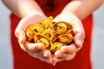 Bất ngờ với lý do người xưa luôn dùng răng để thử vàng