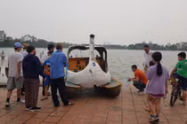 Cận cảnh thuyền thiên nga chìm tại hồ Bạch Đằng, bé gái 7 tuổi tử vong