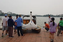 Cận cảnh thuyền thiên nga chìm tại hồ Bạch Đằng, bé gái 7 tuổi tử vong