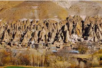 Ngôi làng "vách đá" giống tổ mối, là điểm du lịch đáng ghé thăm 