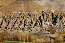 Ngôi làng "vách đá" giống tổ mối, là điểm du lịch đáng ghé thăm 