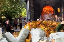 Đốt hàng tấn vàng mã để “trả lễ”, tín ngưỡng hay mê tín?